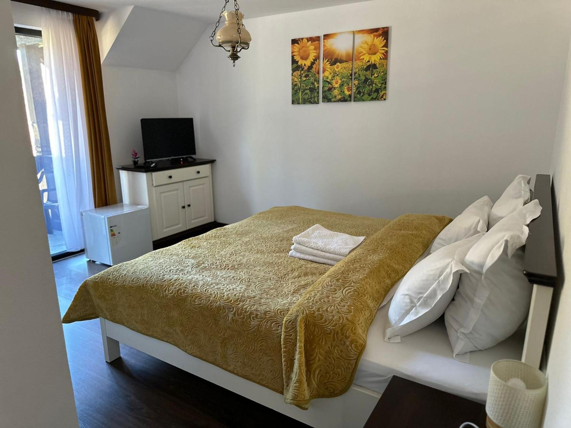 Hotel Conacul Muntii Bucovinei Câmpulung Moldovenesc Esterno foto