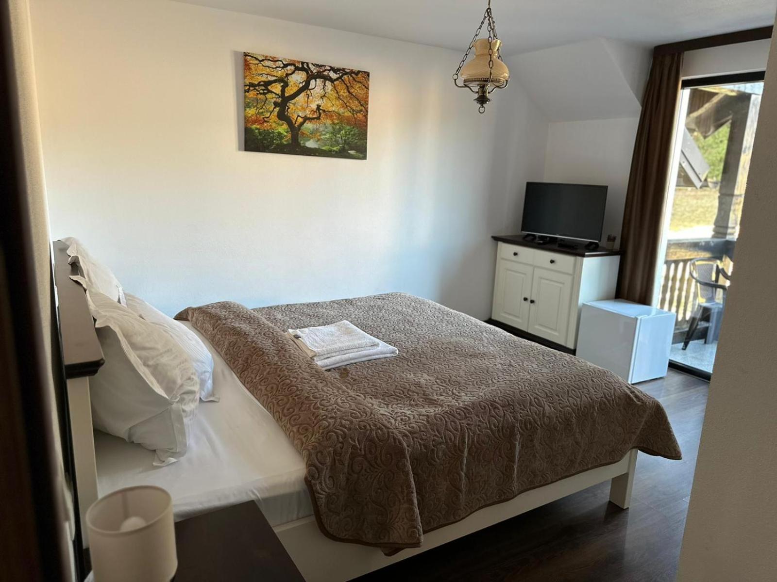 Hotel Conacul Muntii Bucovinei Câmpulung Moldovenesc Esterno foto