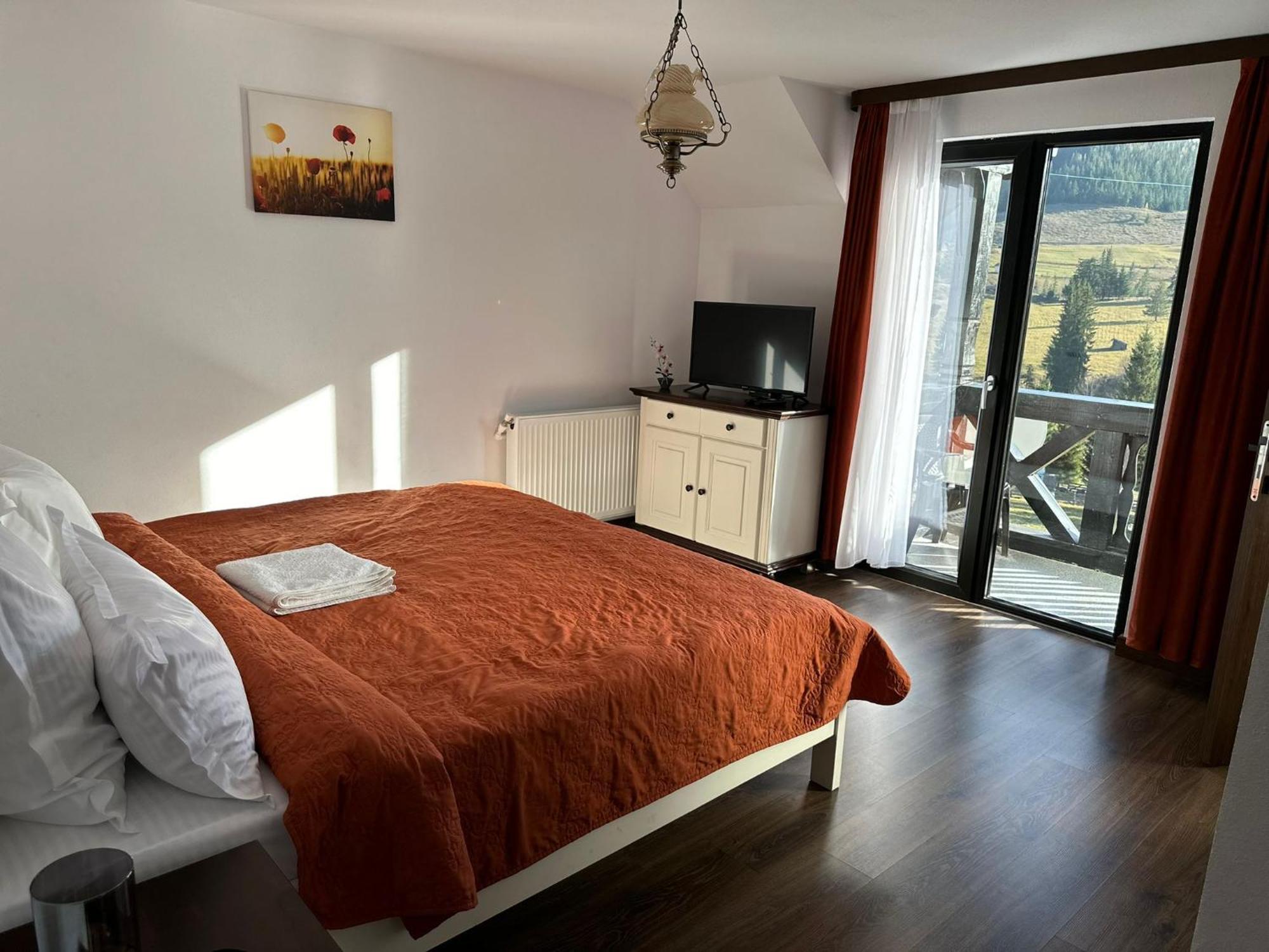 Hotel Conacul Muntii Bucovinei Câmpulung Moldovenesc Esterno foto